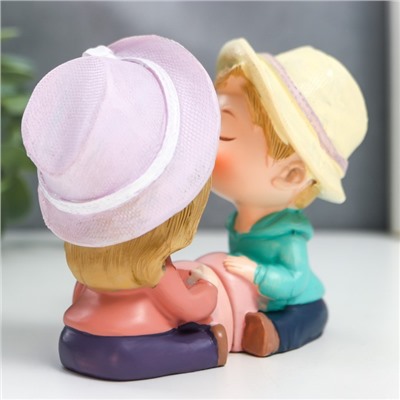 Сувенир полистоун "Малыши в шляпках - первый поцелуй, с сердцем" набор 2 шт 9,5х6х6 см